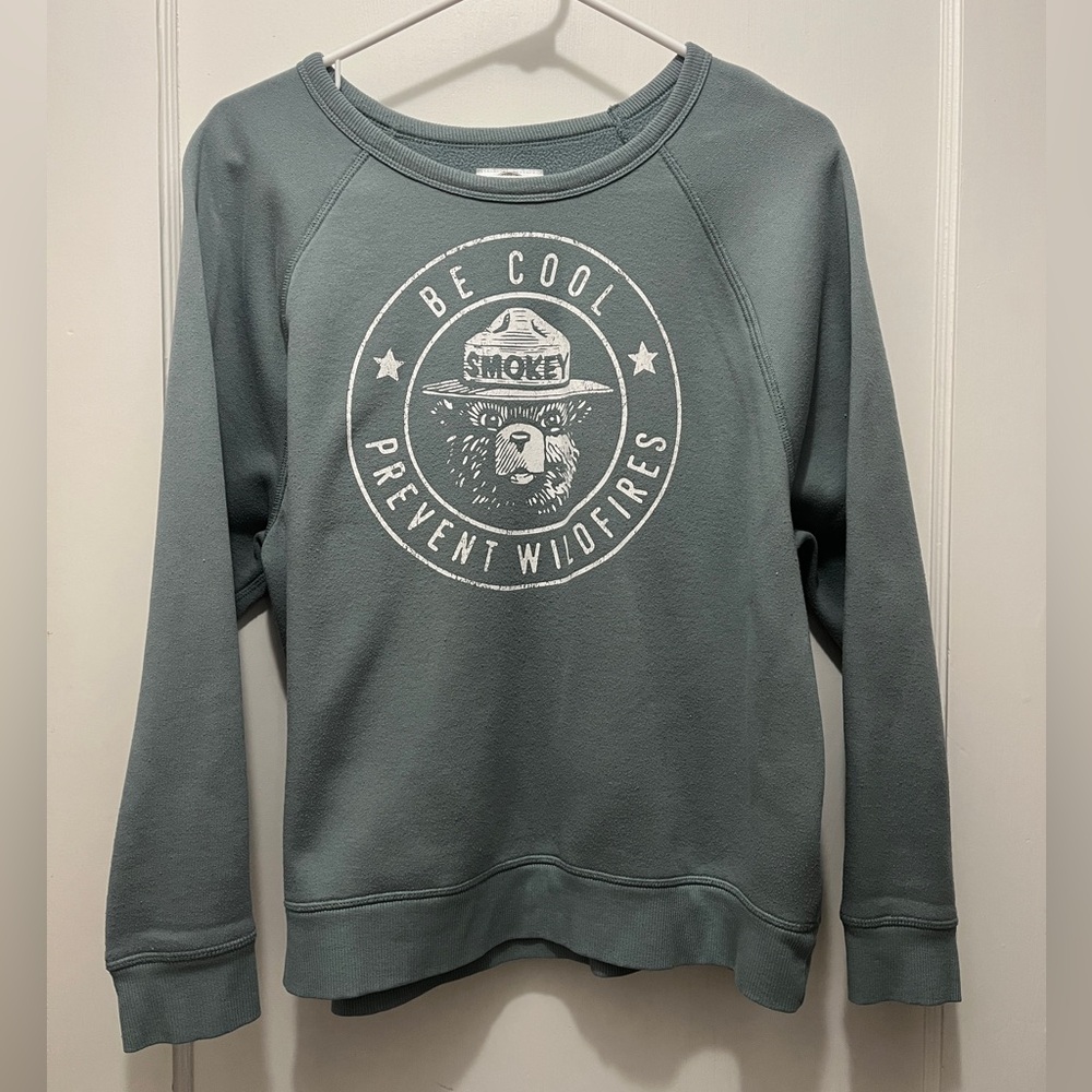 Grayson Threads Smokey Bear Graphic Sweater, W’s size Medium
